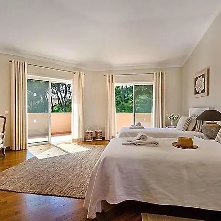 Sleeps 14 Pool Air Con Wifi